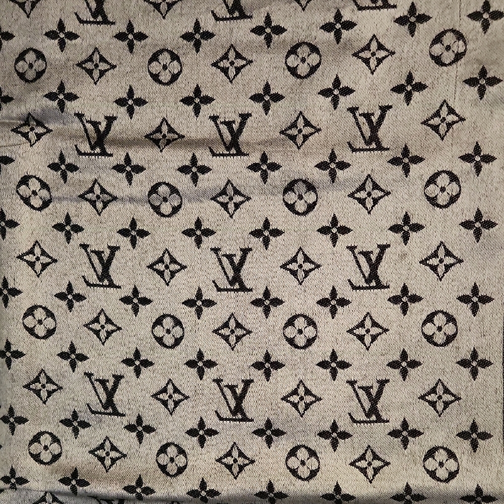 Louis Vuitton Monogram Wool+Silk Scarf/Shawl in Charcol, Silver & Light Grey - Picture 5 of 11